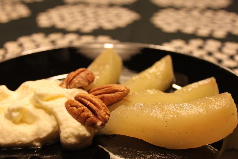 Valkoviinissä keitetyt päärynät (ja vieraan keittiön vaikeudet)