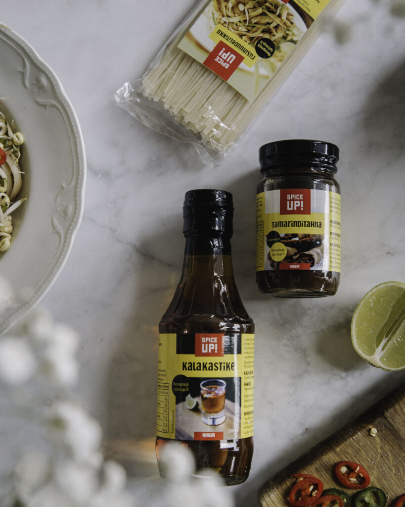 Pad Thain ainekset. Tarvitset muiden muassa tamarinditahnaa, riisinuudeleita ja kalakastiketta.