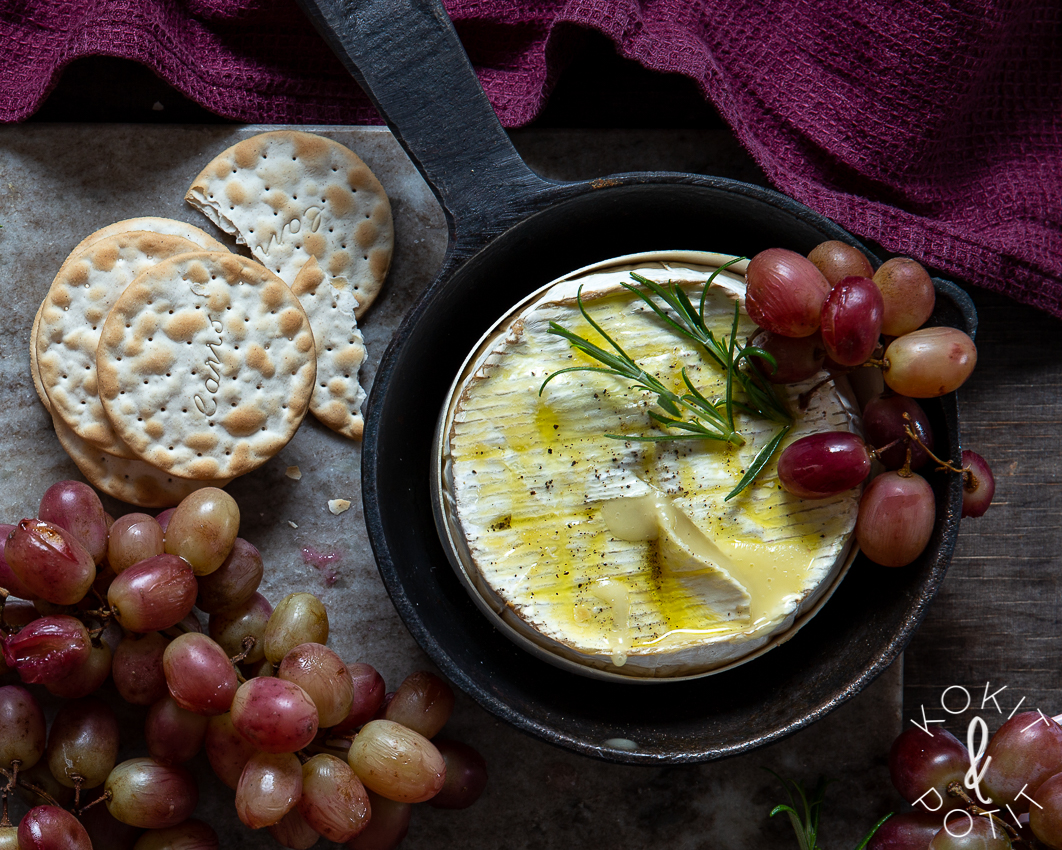 Paistettu camembert – hurmaavan juustotarjottimen kuuma sydän