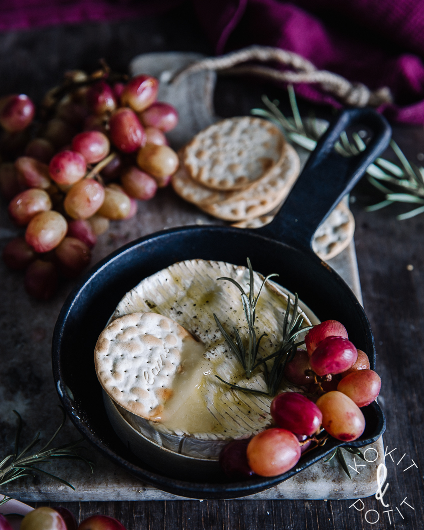 Paistettu camembert – hurmaavan juustotarjottimen kuuma sydän