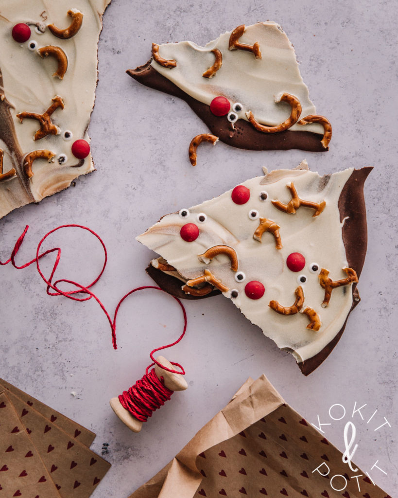 Itse tehty joulusuklaa on kuvassa paloiteltuna. Suklaassa on maitosuklaata alla ja valkosuklaata päällä. Porokoristeiden silmät on tehty silmäkarkeita, nenät punaisista karkeista ja sarvet pienistä prezeleistä.