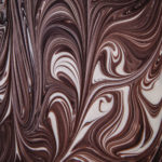 Marmoroitu suklaa on kolmesta suklaalaadusta tehtyä suklaata. Sekoittamalla sulatetuista suklaista syntyy marmorimainen pinta. Kuva on lähikuva suklaamarmorista.