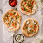 Mätipizza on valkoinen pizza, jonka päällä on mätiä, yrttejä ja fraiche-pohjaista yrttitahnaa. Kuvassa on kolme pizzaa.