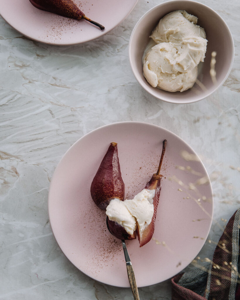Glögissä keitetyt päärynät eli glögipäärynät on klassikko jälkkäri. Kuvassa päärynät ovat vaalenpunaisilla lautasilla. Alempana näkyvä lautanen näkyy kokonaan ja siinä päärynänpuolikkaiden päällä on jätskiä. Kuvassa on myös pieni jäätelökulho.