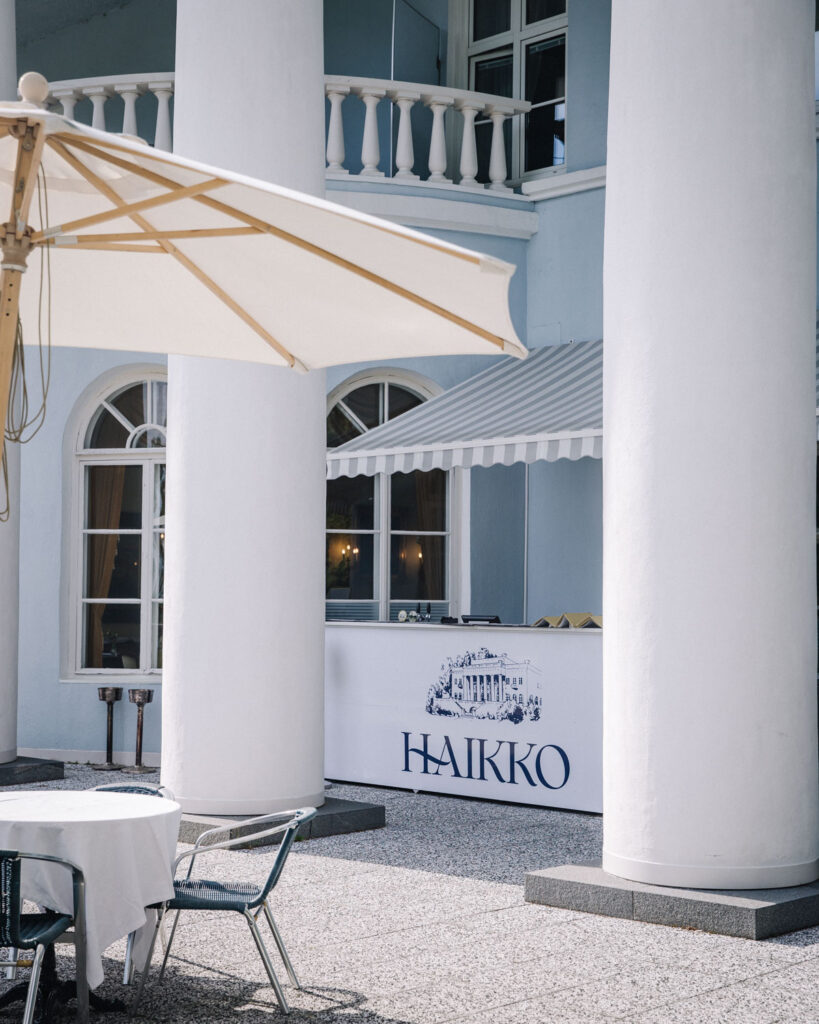 Haikko on upea! Kuvassa on kartanon terassi.