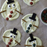 Melted snowman -suklaa on hauska ruokalahja, joka näyttää sulaneelta lumiukolta. Valkosuklaan päällä on lakuhattu, silmät, pyöreitä karkkeja nappeina sekä suolatikun pätkät käsinä.