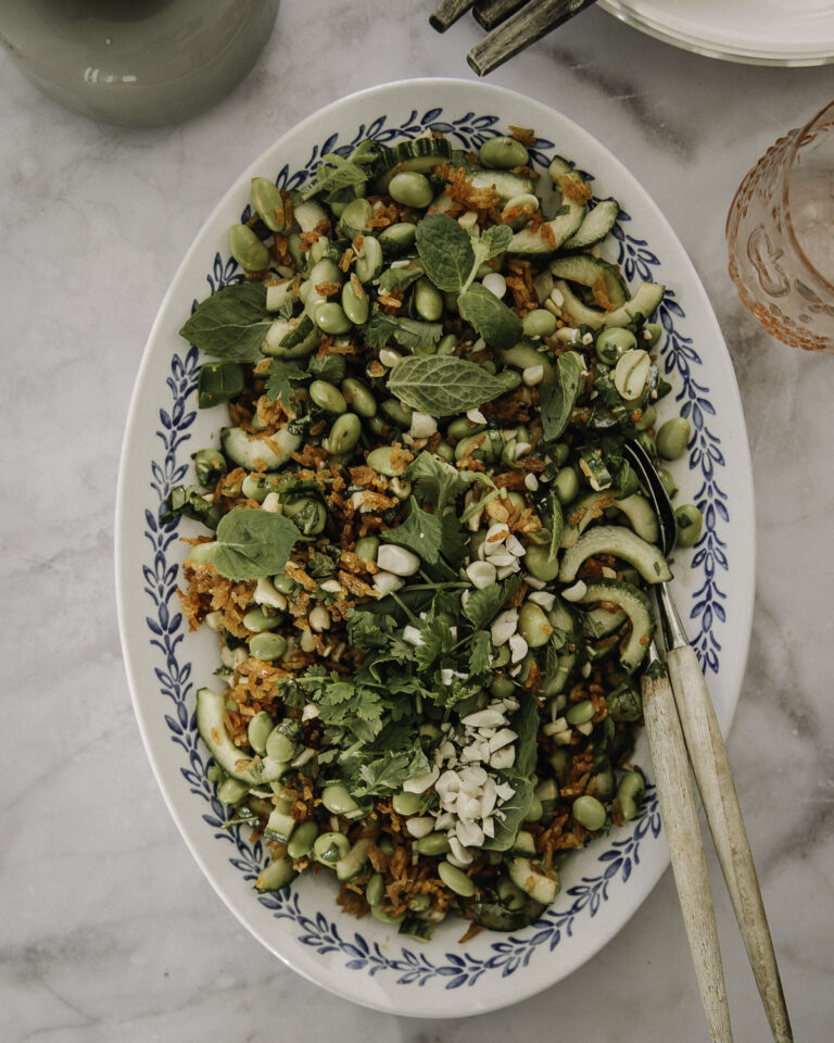 Rapea riisisalaatti on maukas ja ruokaisa salaatti, johon riisi paahdetaan rapeaksi uunissa. Kuvassa salaatti on soikealla vadilla. Salaatin päällä on pähkinärouhetta sekä yrttejä.