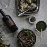 Cacio e pepe -lyttypotut, ylikypsä naudanpaisti ja salsa verde on täydellinen pääsiäisruoka.