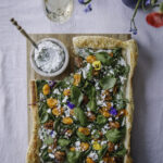 Helppo suolainen piirakka on nopea tehdä. Pohjana toimii rapeaksi ilman täytteitä paistettu voitaikinalevy ja päälle tulee mehevät täytteet.