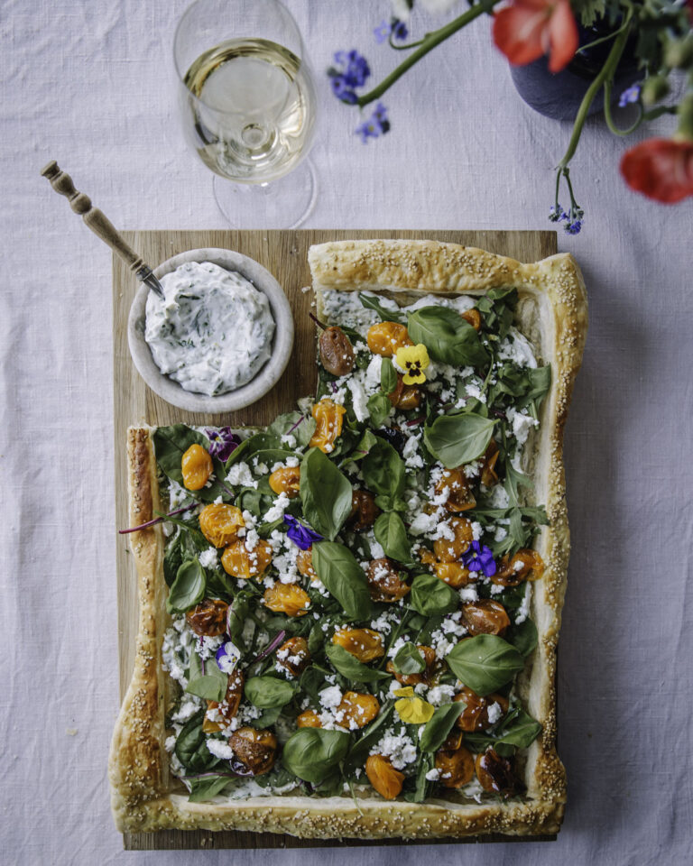 Helppo suolainen piirakka on nopea tehdä. Pohjana toimii rapeaksi ilman täytteitä paistettu voitaikinalevy ja päälle tulee mehevät täytteet.