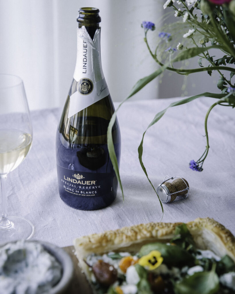 Helppo suolainen piirakka ja kuohuviini hurmaavat sekä rennolla vappubrunssilla, piknikeillä, äitienpäivänä että kevään juhlissa