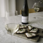 Pääsiäisen menun alkuruoka on mätimousse saaristolaisleivällä.