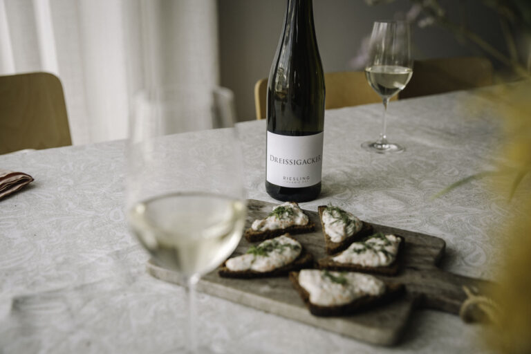 Pääsiäisen menun alkuruoka on mätimousse saaristolaisleivällä.